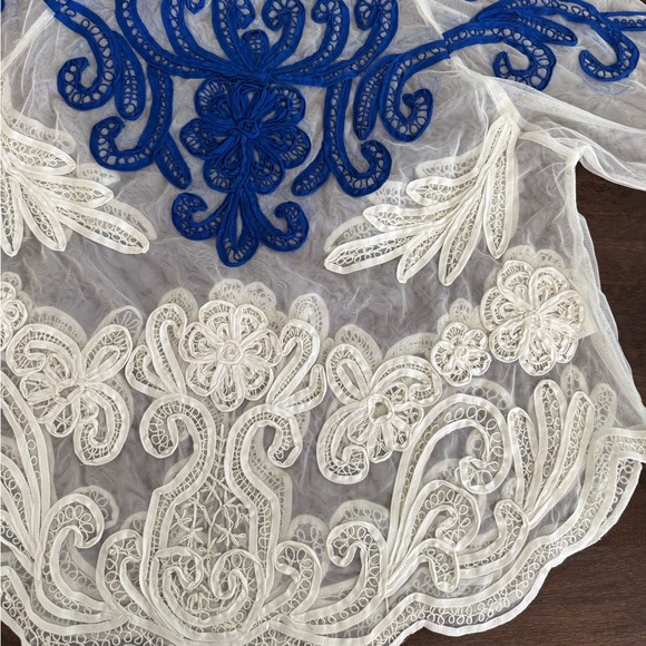 VENUS Blue and White Lace Blouse - Picture 3 of 7